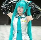 Top manias o Douglas Alvarez Youtuber Colombiano y miembro del Real Team meme de Hatsune Miku Versión mujer de la Travatón CON EXPRESIONES FACIALES EN BOCA Y CEJAS